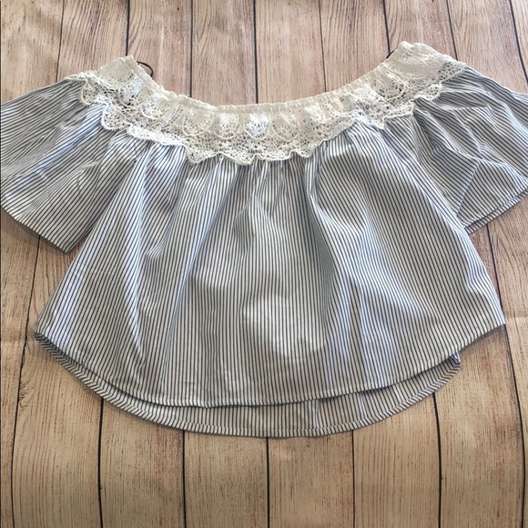 NWT white Eyelet Top, Size small. - Picture 2 of 4